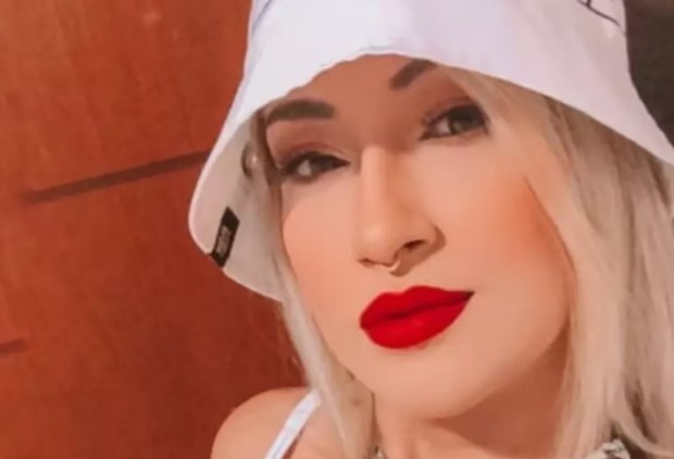Mulher é encontrada seminua e morta em apartamento Mulher é encontrada seminua e morta em apartamento