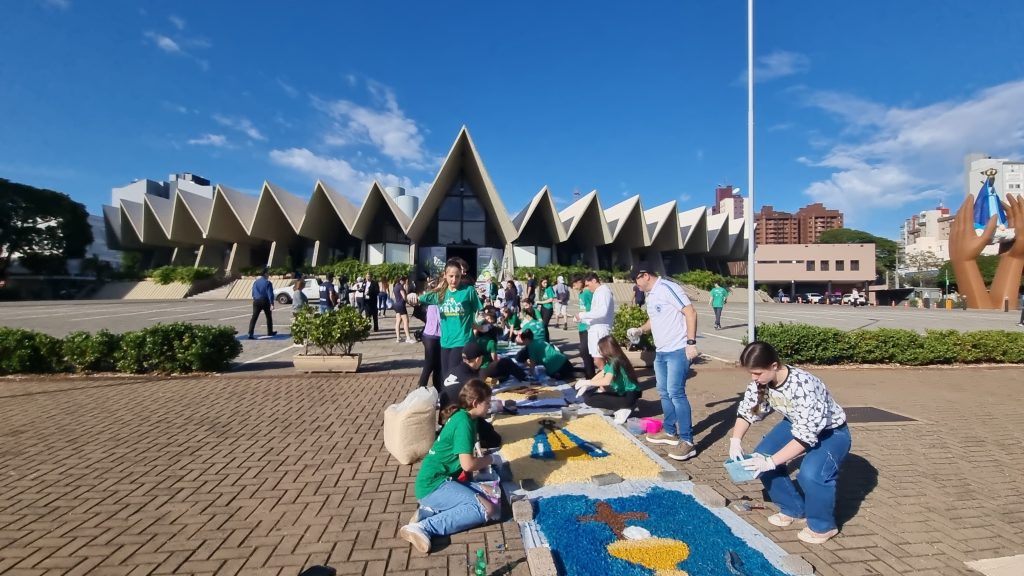 Corpus Christi reúne fiéis em Cascavel em celebração da presença viva de Cristo na Eucaristia Corpus Christi reúne fiéis em Cascavel em celebração da presença viva de Cristo na Eucaristia