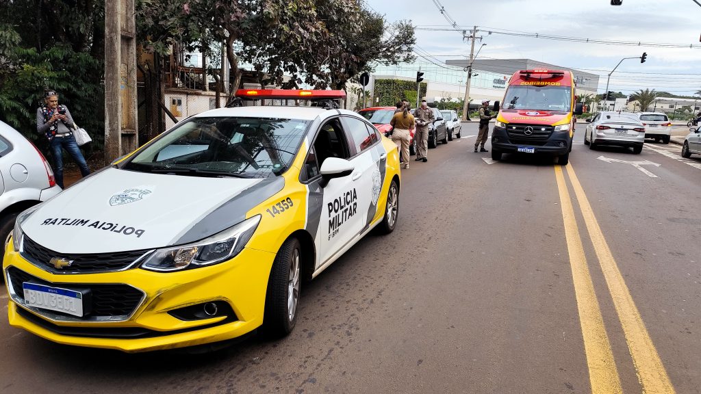 Motociclista é socorrido após acidente com três veículos na frente do Zoológico de Cascavel Motociclista é socorrido após acidente com três veículos na frente do Zoológico de Cascavel