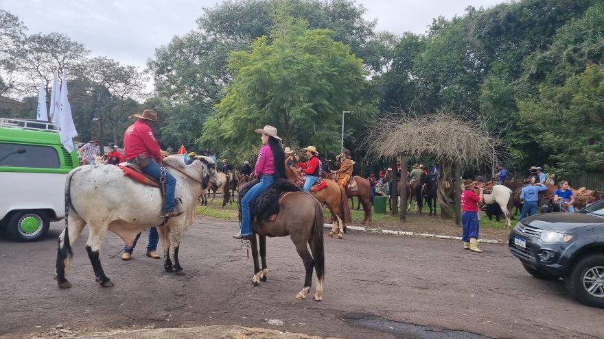 Grupo de tropeiros realiza “Cavalgada da Bondade” em Cascavel