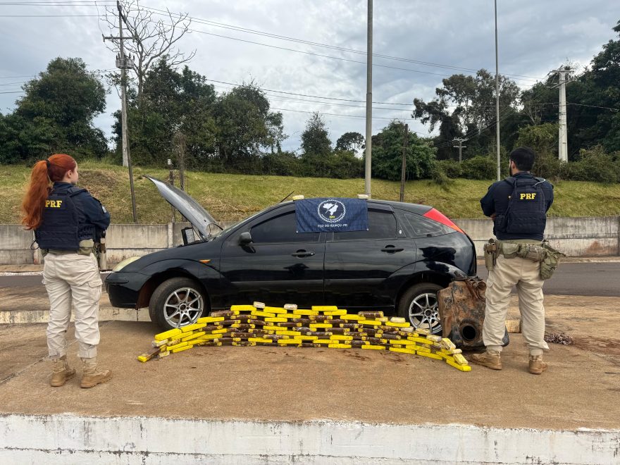 PRF dá detalhes de apreensão de drogas na BR-277; Focus manipulado estava em cima de guincho