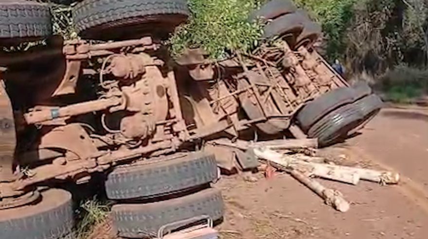 Caminhão carregado com lenha tomba e interdita estrada em São João do Oeste