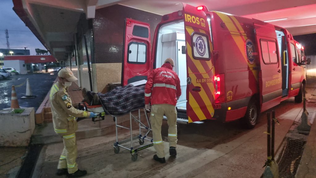 Mulher fica ferida após peças de plástico de obra caírem sobre ela