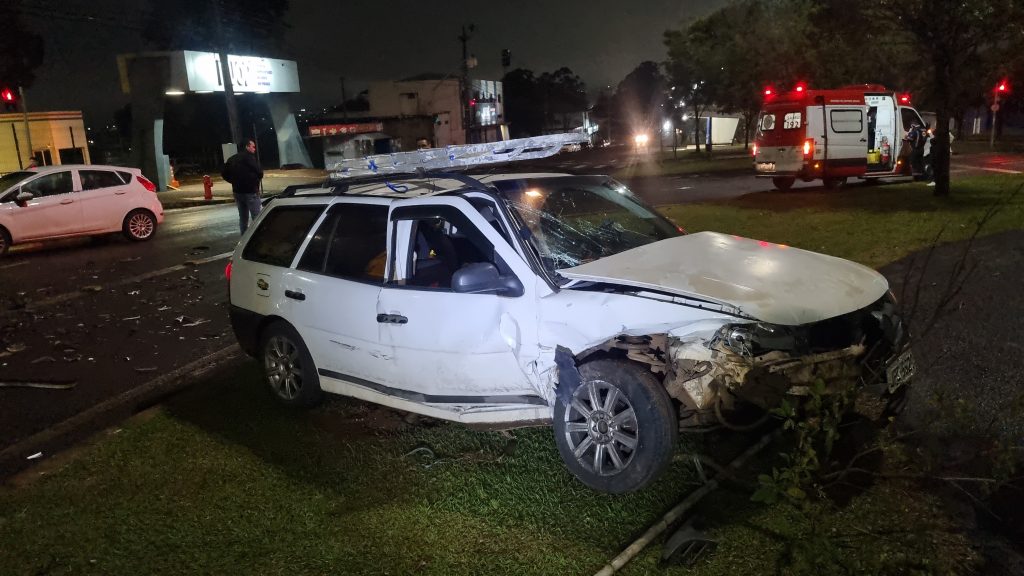 Forte colisão entre dois carros é registrada na Av. Tancredo Neves