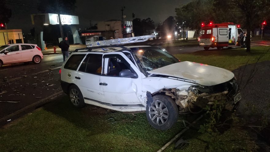 Forte colisão entre dois carros é registrada na Av. Tancredo Neves