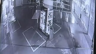 Câmera mostra homem sendo espancado até a morte em posto de combustíveis no Centro de Cascavel Câmera mostra homem sendo espancado até a morte em posto de combustíveis no Centro de Cascavel