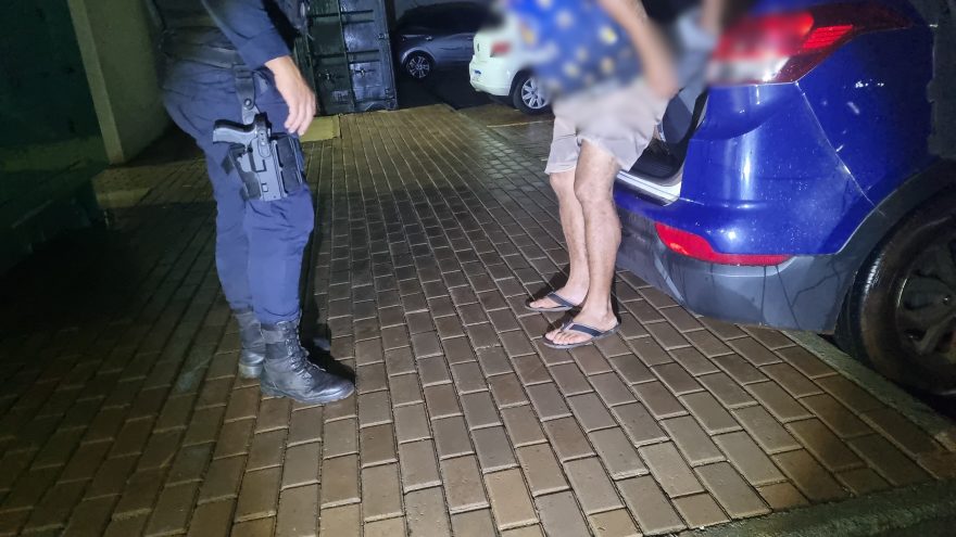 Amigo embriagado dá carona para homem que teria batido na esposa e ambos vão parar na delegacia