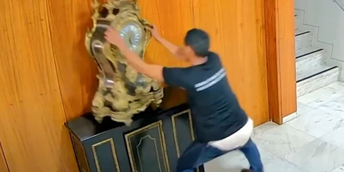 Moraes manda prender homem que quebrou relógio histórico do Planalto Imagem referente a Moraes manda prender homem que quebrou relógio histórico do Planalto