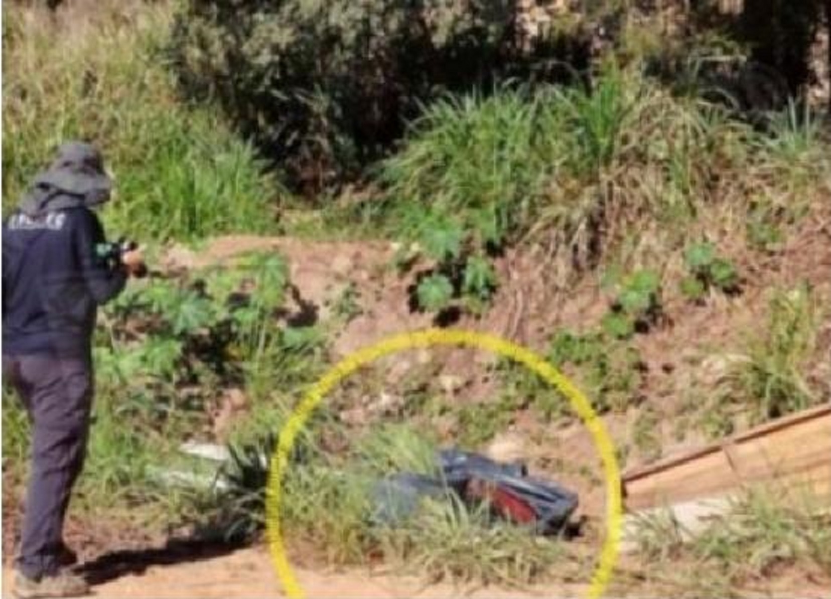 Corpo enrolado em lona e com sinais de tortura é encontrado por moradores 