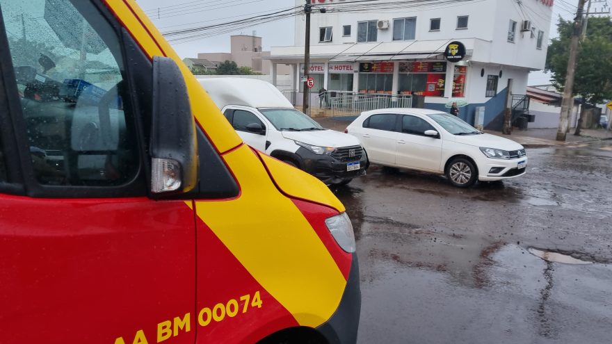 Motociclista é socorrido pelo Siate após acidente de trânsito no bairro Coqueiral