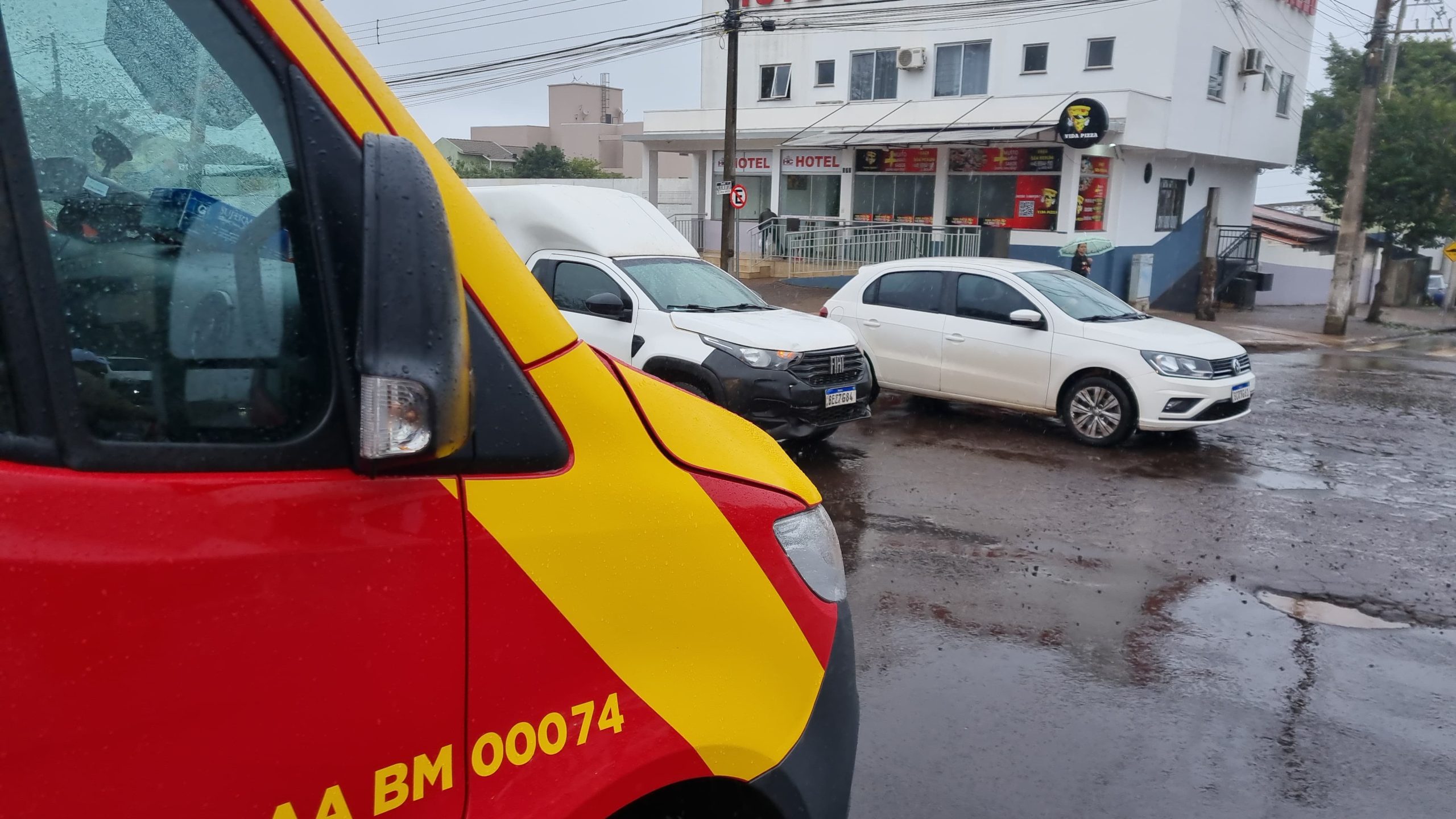 Motociclista é socorrido pelo Siate após acidente de trânsito no bairro Coqueiral