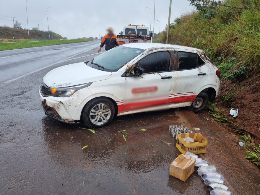 Carro desgovernado bate forte em barranco na BR-163 em Cascavel