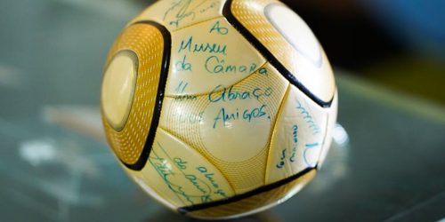 Moraes vota por condenar acusado de furtar bola autografada por Neymar Imagem referente a Moraes vota por condenar acusado de furtar bola autografada por Neymar