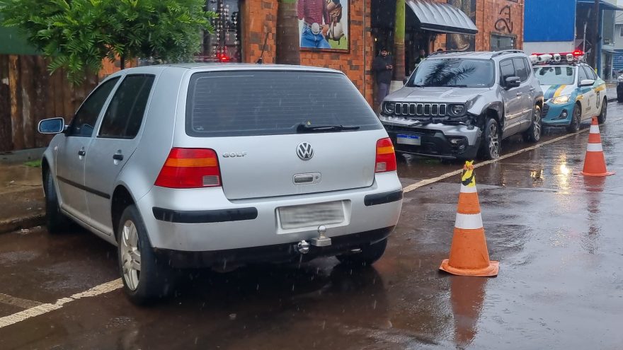 Acidente entre Golf e Renegade é registrado no bairro Claudete durante chuva em Cascavel