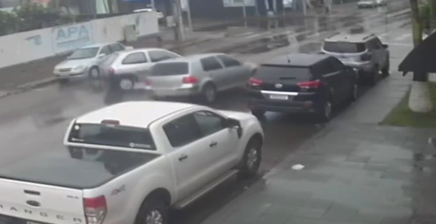 Entenda como ocorreu acidente entre Golf e Renegade no bairro Claudete