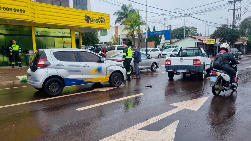 Colisão entre dois veículos é registrada na Avenida Carlos Gomes em Cascavel