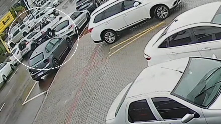 Câmera flagra acidente entre veículos na Avenida Carlos Gomes, em Cascavel