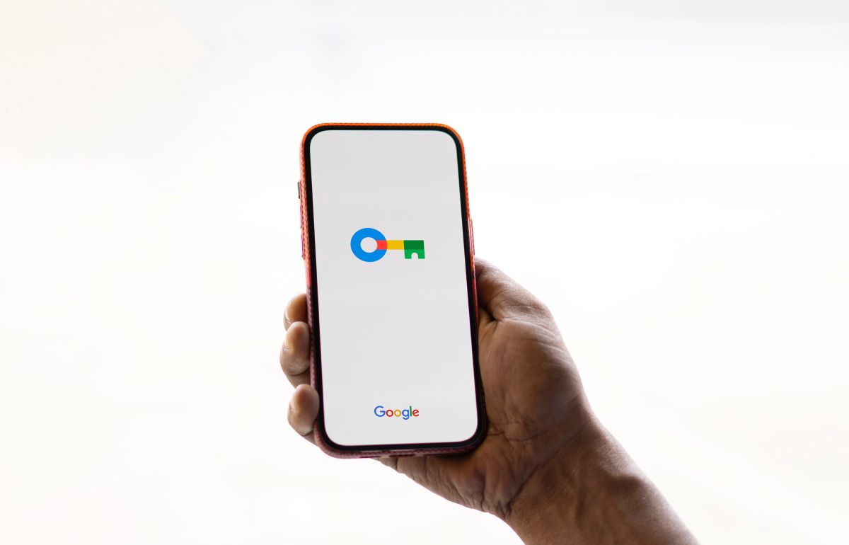 Vazamento expõe 16 bilhões de senhas da Apple, Google e Meta