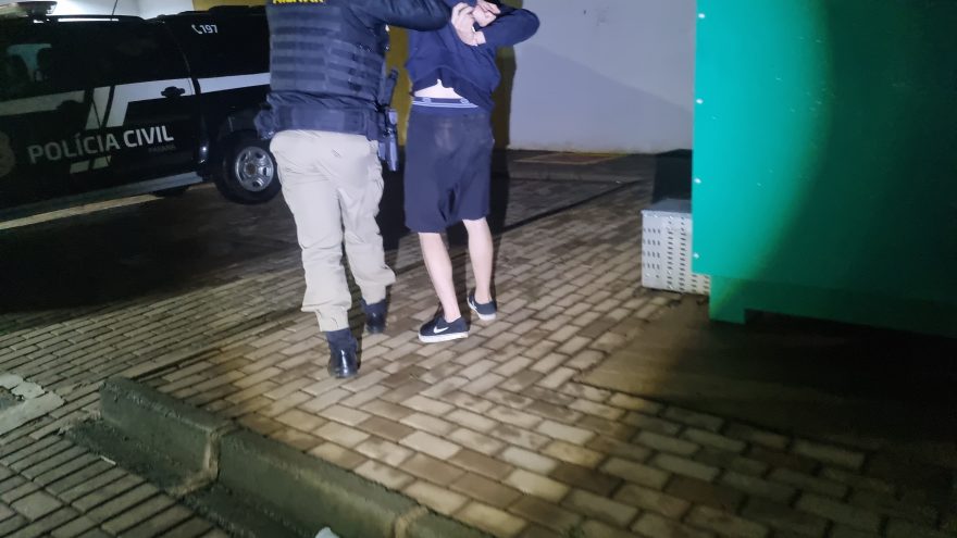 Fogueteiro? Rapaz solta foguete na direção de policial e é detido