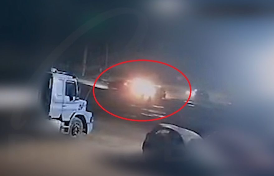 Câmera flagra acidente que terminou com motorista retirado do carro e espancado até a morte