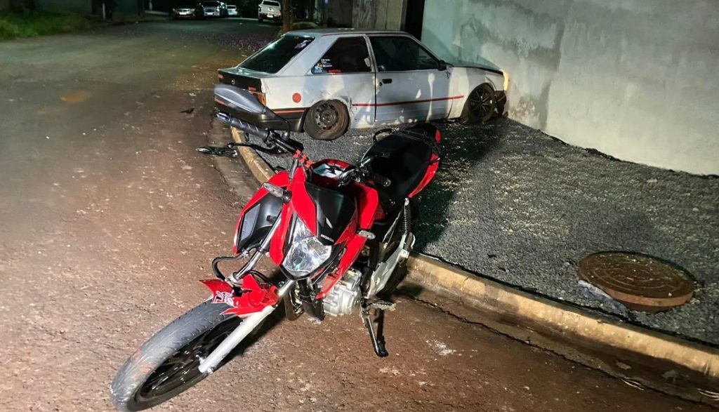 Escort e Honda CG batem em cruzamento e jovem de 24 anos fica ferido