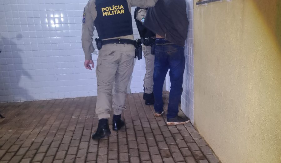 Jovem quebra móveis de casa, ameaça companheira e é detido por violência doméstica