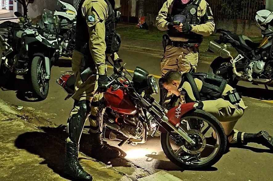 Rocam flagra menores em motocicleta com placa falsa