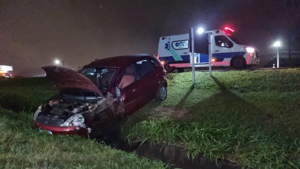 Fiesta colide com carreta na BR-277 em Cascavel