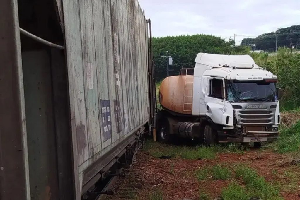 Trem colide com carreta bitrem em trecho urbano da BR-369, em Jandaia do Sul