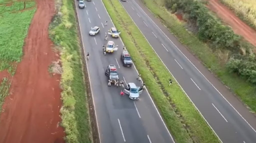 Cena de cinema: helicóptero Falcão 07 voa baixo e ajuda PM a capturar dupla com HB20 roubado na BR-369