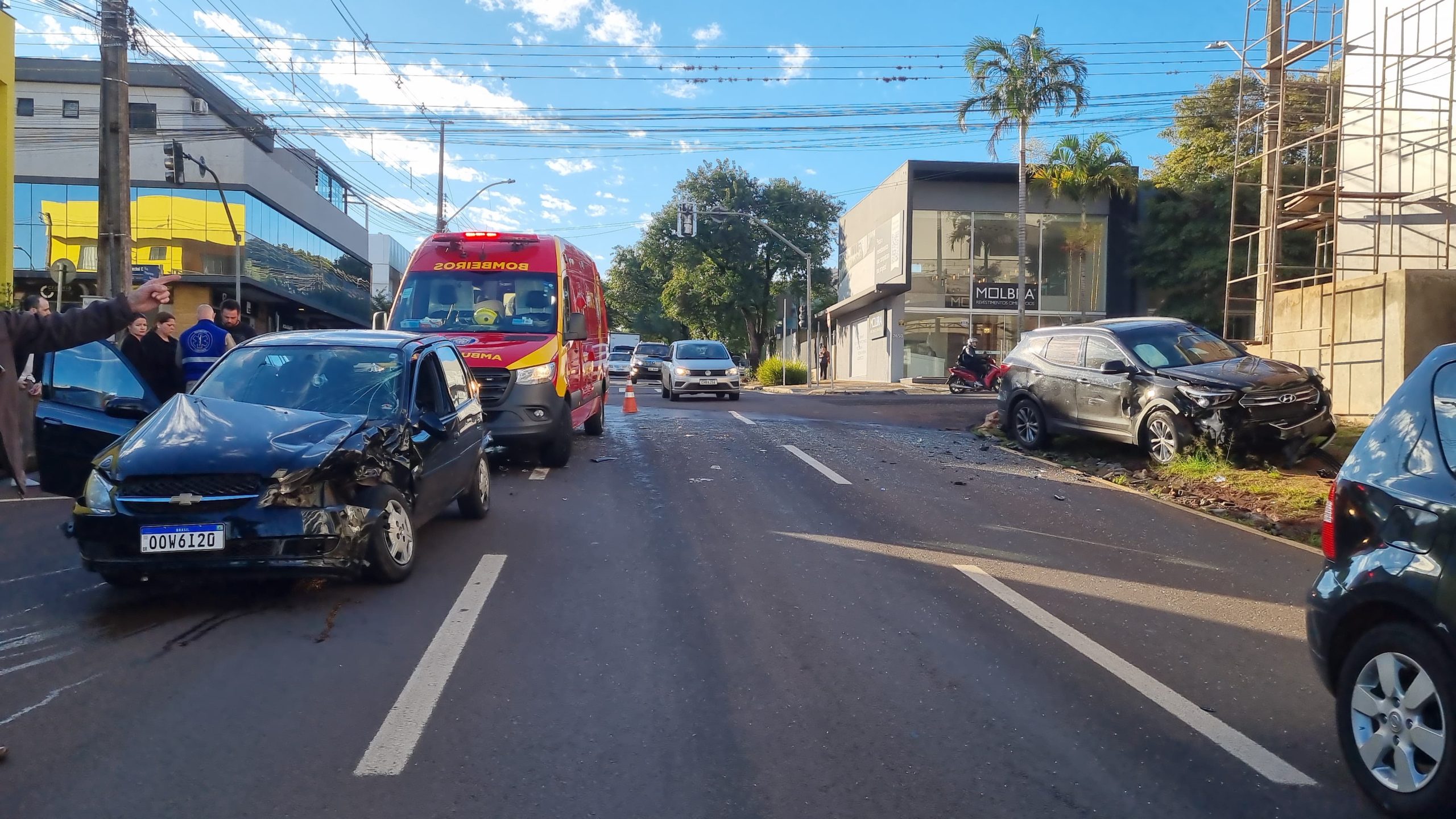 Colisão entre Santa Fé e Classic deixa jovem ferido no Centro Colisão entre Santa Fé e Classic deixa jovem ferido no Centro