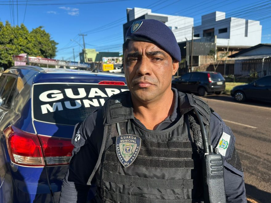 Conforme GM, após denúncia viaturas chegaram à casa de prostituição e encontraram homem pedindo socorro pela janela