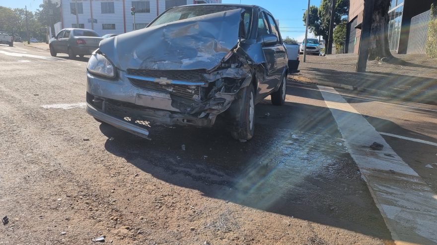 Classic e Cruze se envolvem em batida na Rua São Paulo com Avenida Tancredo Neves