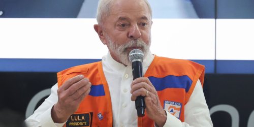 Chega ao país voo com brasileiros repatriados dos EUA Imagem referente a Chega ao país voo com brasileiros repatriados dos EUA