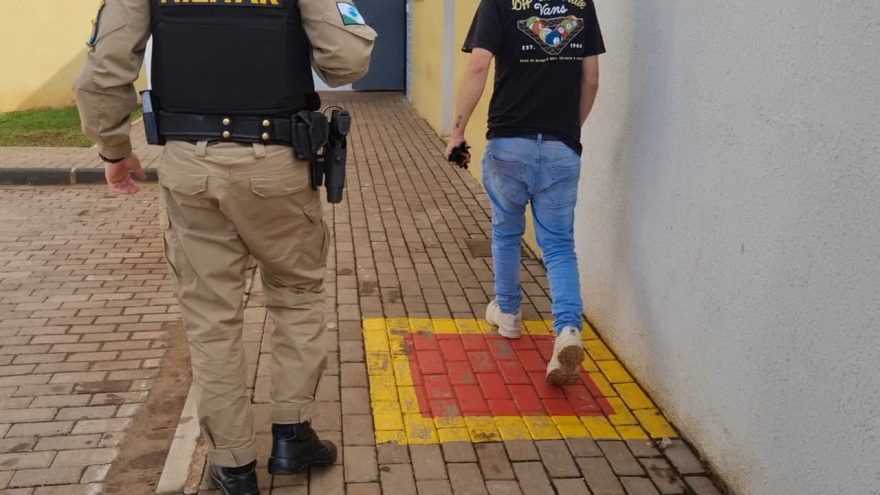 Homem chega perto de casa da ex e acaba na delegacia por quebrar medida protetiva