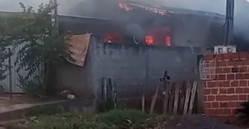 Dona toca fogo na própria casa e some no mato após surto em Mariluz Imagem referente a Dona toca fogo na própria casa e some no mato após surto em Mariluz