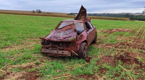 Motorista é ejetado de carro após capotamento em Toledo Imagem referente a Motorista é ejetado de carro após capotamento em Toledo