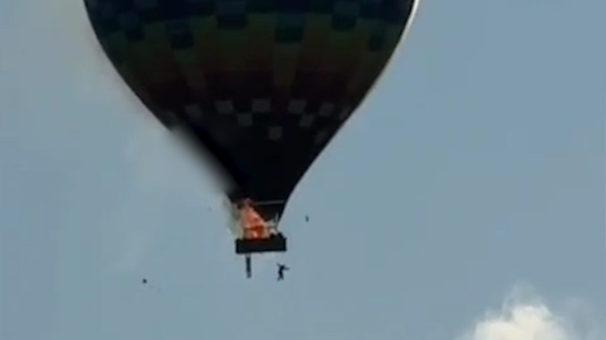 Vídeo chocante mostra pessoas caindo de balão em chamas