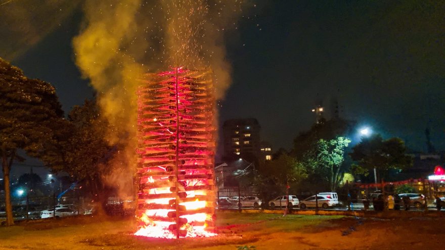 Nem a chuva apagou a chama: Festa da Fogueira esquenta a primeira noite de inverno em Cascavel
