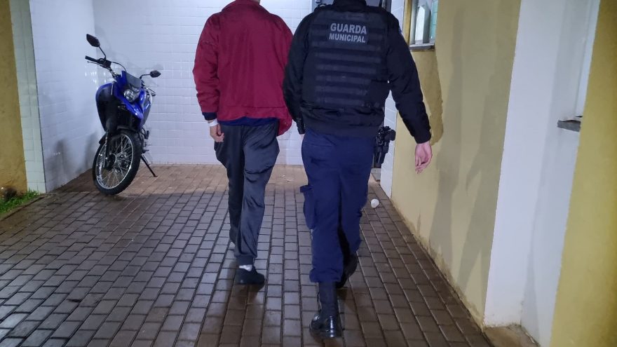 Homem é preso após tentar agredir filha de 12 anos e atingir esposa com cadeira em Cascavel