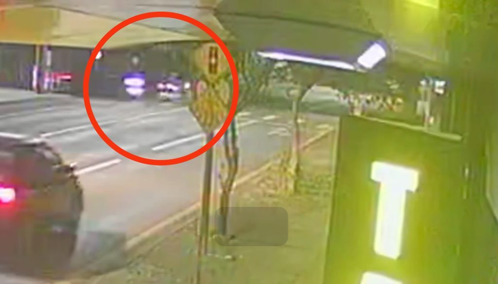 Motociclista é atingido na traseira por carro no centro; condutor fugiu sem prestar socorro