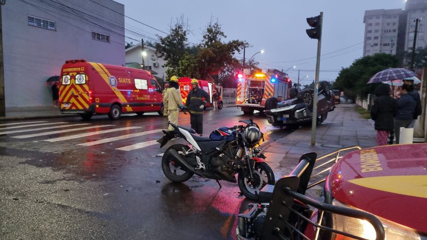 Caminhonete capota em acidente na Rua Minas Gerais