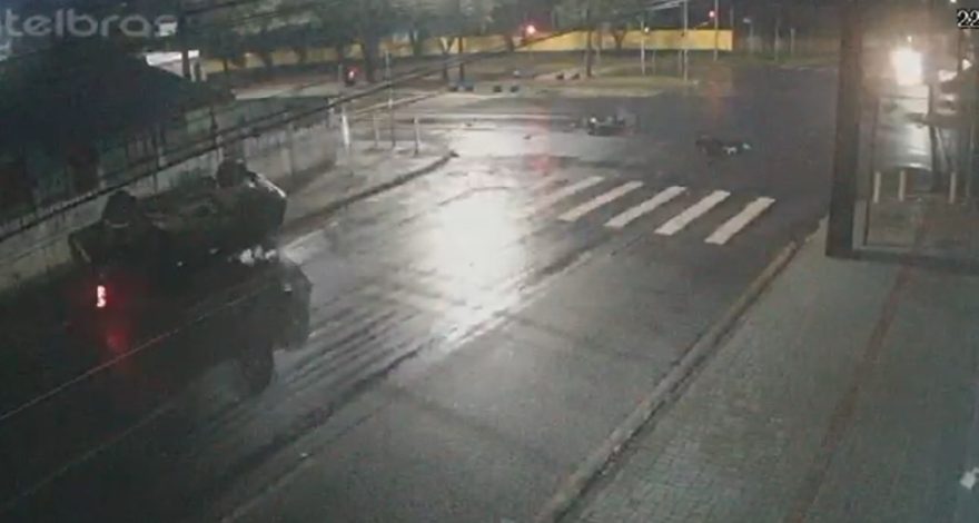 Imagens impressionantes: caminhonete capota após forte colisão com moto
