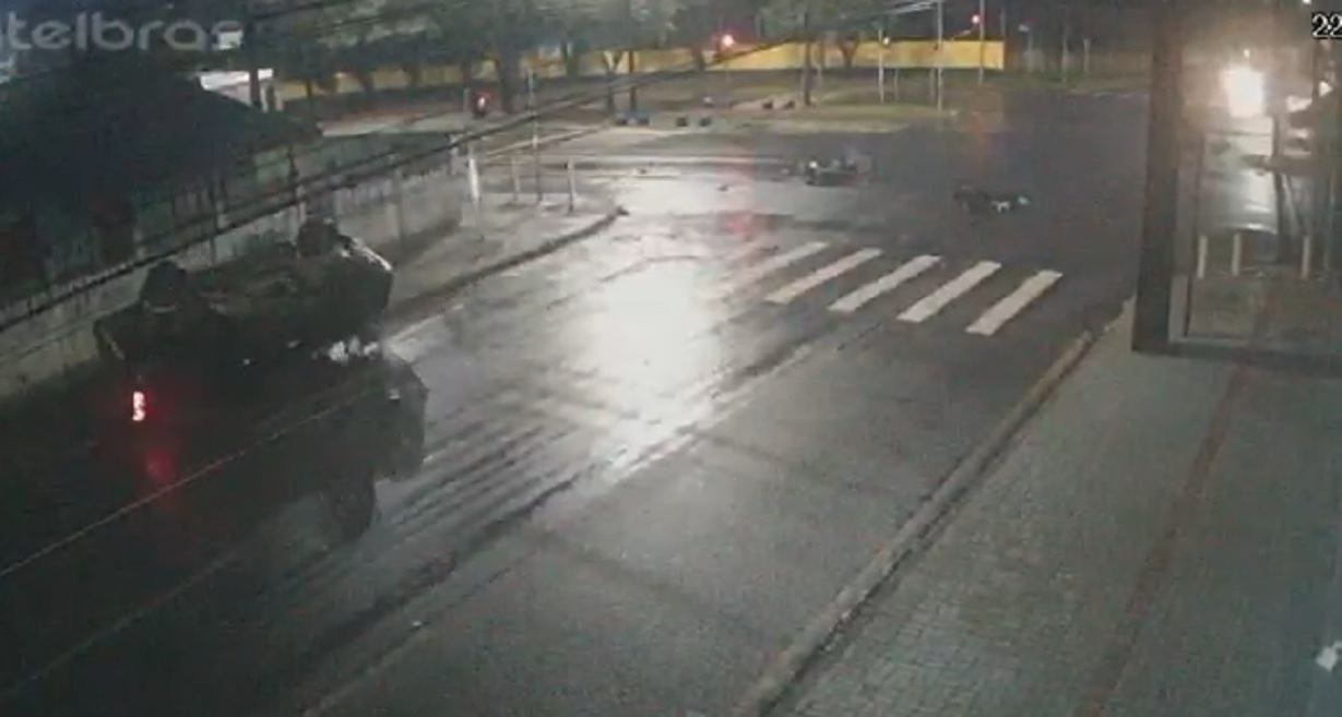 Imagens impressionantes: caminhonete capota após forte colisão com moto