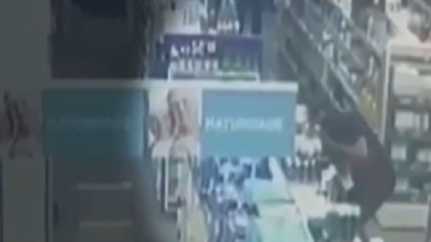 Atendente de farmácia é flagrado agarrando e beijando menina à força