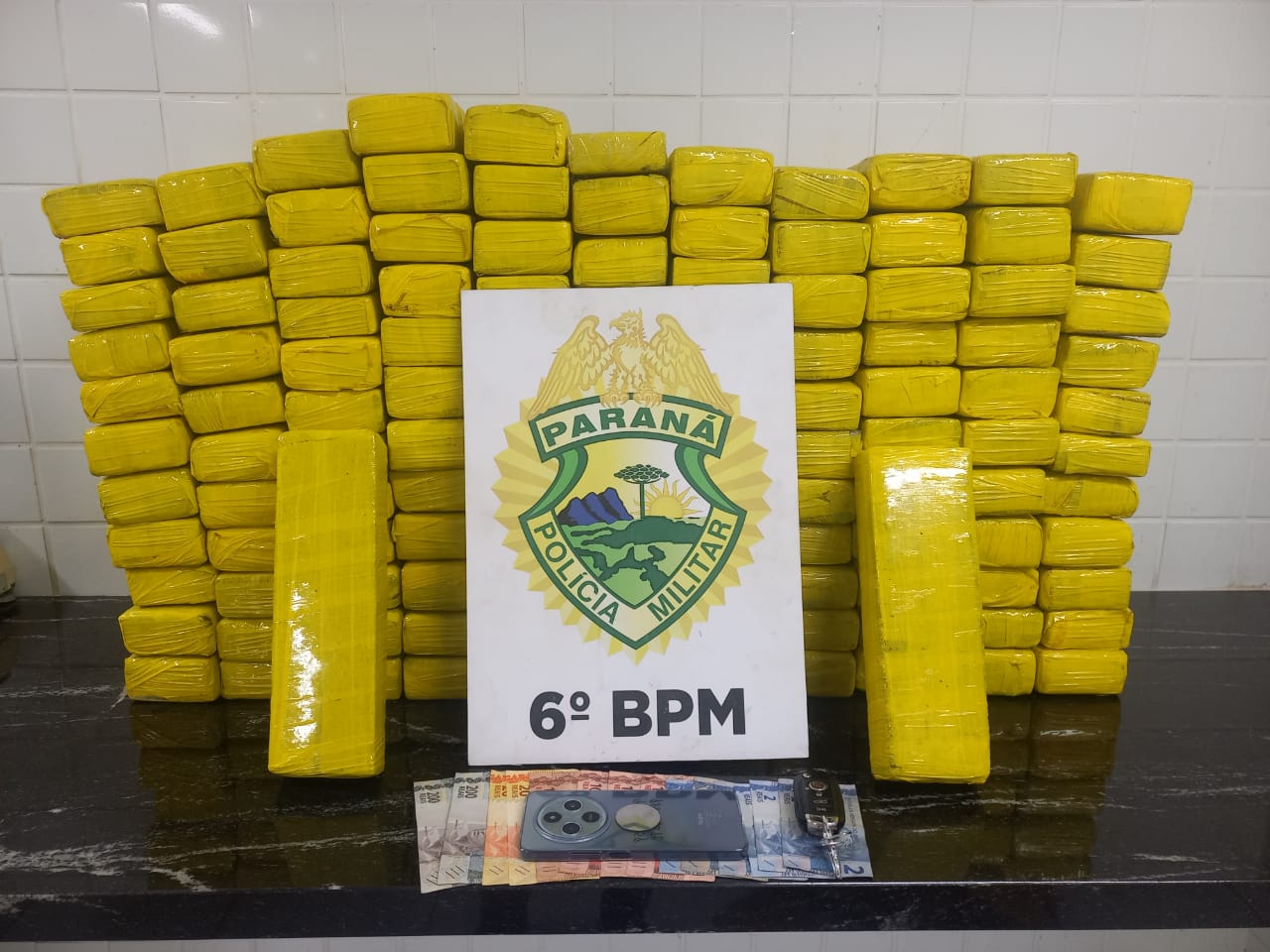 Duas pessoas são detidas com maconha após abordagem da PM na BR-277, em Cascavel