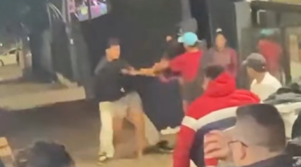 Internauta registra confusão em trailer de lanches que terminou com jovem ferido por facão