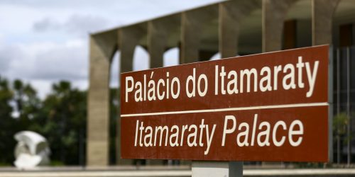 Brasil condena ataques de Israel e dos EUA a instalações no Irã Imagem referente a Brasil condena ataques de Israel e dos EUA a instalações no Irã