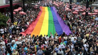 Parada LGBT+ de SP discute o envelhecimento em meio à festa e reflexão