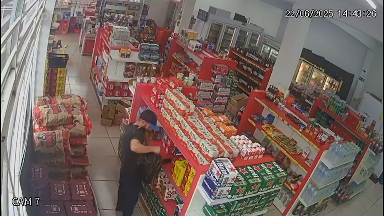 Furto de cerveja: Câmera flagra rapaz furtando em comércio de Cascavel